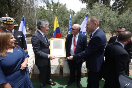 Г-н Эквадора Гильермо Лассо  посадил дерево в Роще Наций, расположенной в самом сердце Иерусалимского леса, и получил памятный сертификат о посадке. 