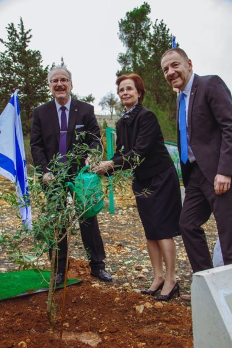 «Оливковое дерево, которое мы посадили сегодня, это символ мира и дружбы. Мира в Израиле и дружбы между Латвией и Израилем. 