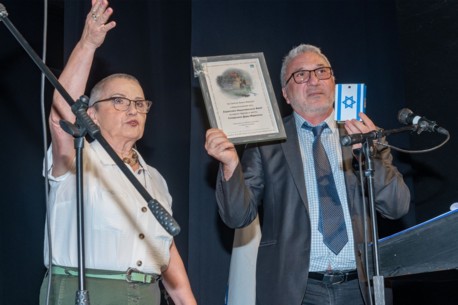 Роберт Тивьяев преподнес голубую копилку Еврейского Национального Фонда в дар присутствовавшей в зале 97-летней Доре Ставровой