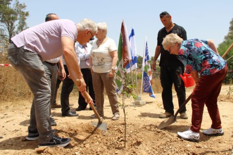 По окончании посадки новых деревьев ученым были вручены именные сертификаты о том, что на Святой Земле Израиля в Роще Ученых-репатриантов посажены деревья в их честь