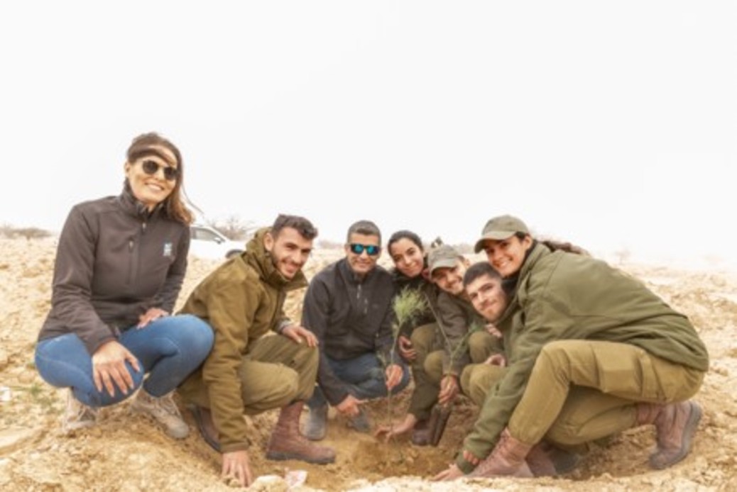 «Мы рады, что вы празднуете вместе с нами, я поздравляю вас и всех граждан Израиля с самым зеленым еврейским праздником».