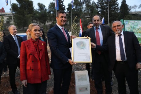 «Пусть это дерево вырастает, ничего не опасаясь, и проживет много-много лет, - сказал президент Пенья. – Это живой символ истории в отношениях между нашими странами, символ нерушимой дружбы между нашими народами, символ наших общих ценностей». 