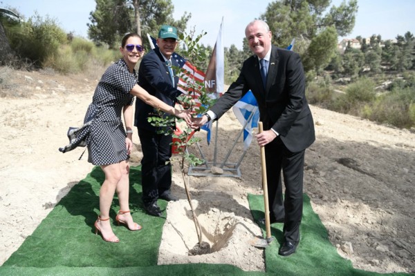 губернатор Фил Мерфи принял участие в официальной церемонии посадки, проведенной в его честь Еврейским Национальным Фондом - Керен Каемет ле-Исраэль (ЕНФ-ККЛ)