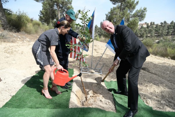 Губернатор Мерфи присоединился к списку из более чем ста лидеров со всего мира, которые посадили дерево в Иерусалиме как символ мира, дружбы и эстафеты поколений.