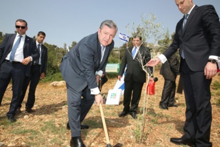 Премьер-министр Грузии посадил дерево в Иерусалимском лесу   