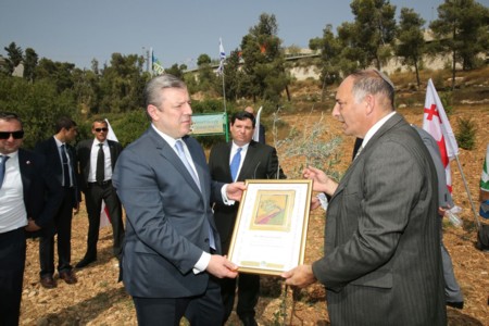 Премьер-министр Грузии посадил дерево в Иерусалимском лесу